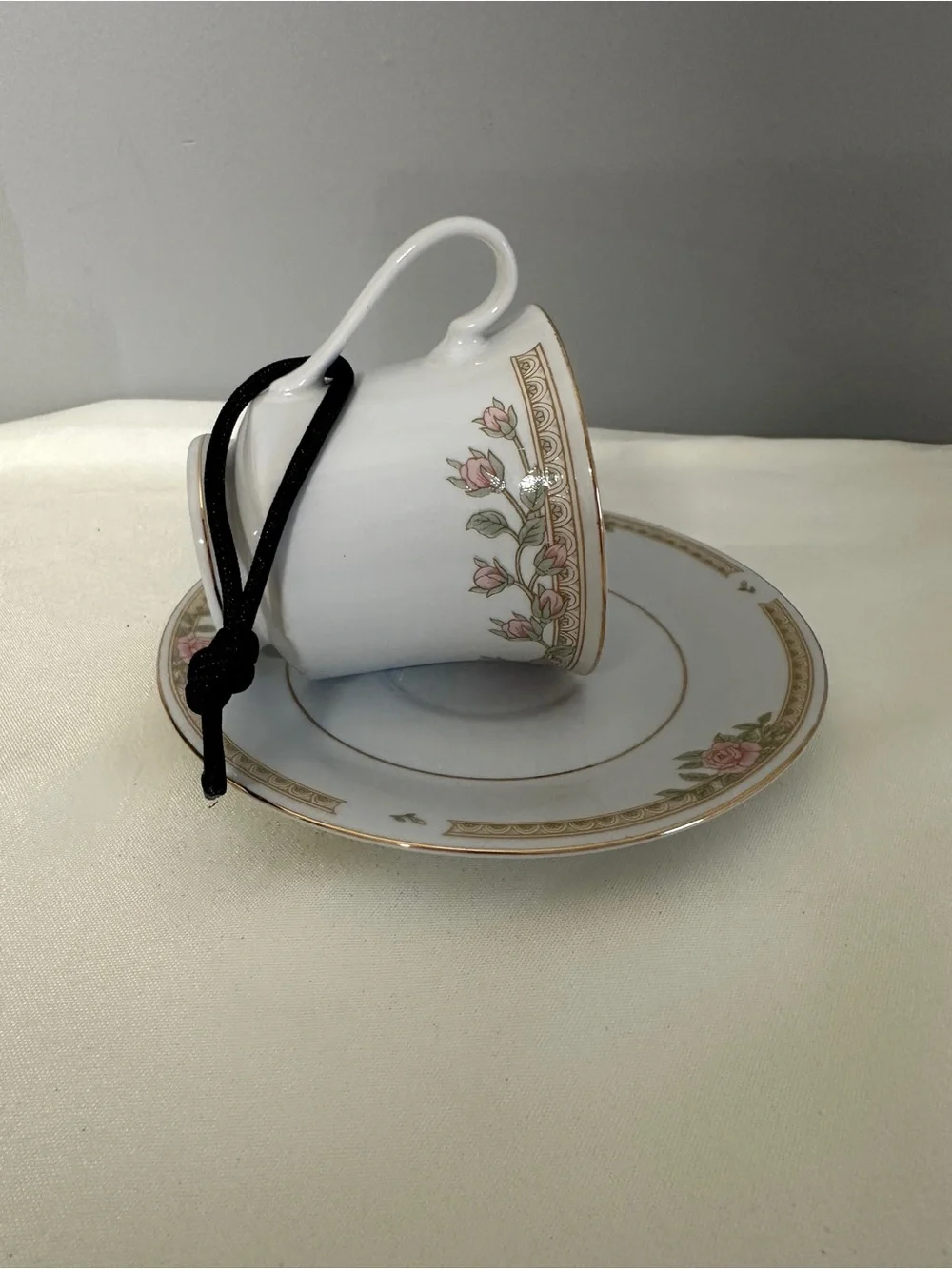 Hanging Bird Feeder Floral Gold Trim Teacup and Saucer - White with Pink Roses